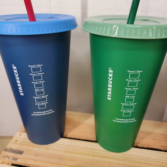 Set of 4 Starbucks Holiday Plastic Cups w/ Lids and Straws 24 fl oz - Picture 4 of 6